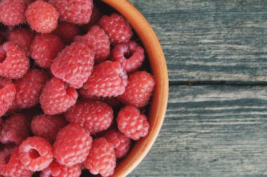 Ahududu ahşap arka plan üzerinde kase