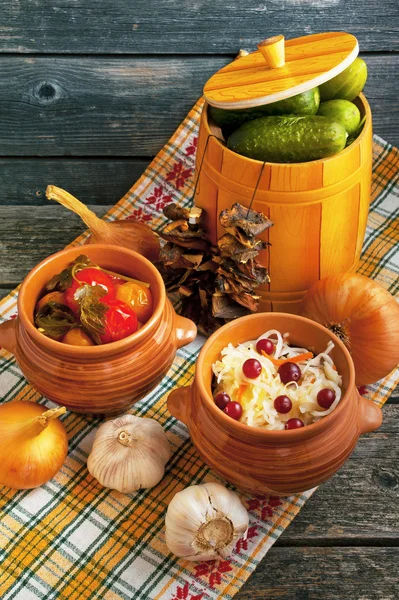 Ahşap arka plan üzerinde turşu