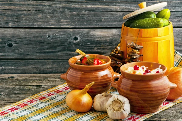 Ahşap arka plan üzerinde turşu