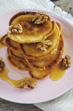 Bal ve bir plaka üzerinde ceviz ile Pancakes