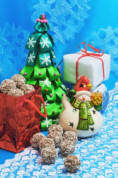 Neujahrskarte. Weihnachtsbaum, Schneemann, Geschenke, Süßigkeiten auf blauem Hintergrund — Stockfoto