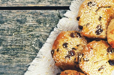 Susam ve kuru üzüm ile tatlılar