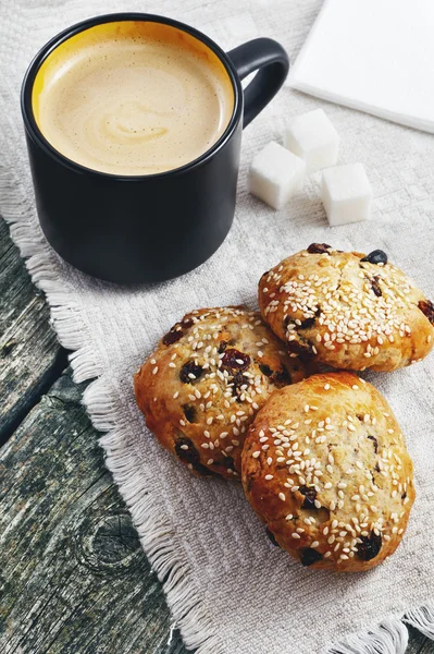 fincan kahve ve susam kurabiye