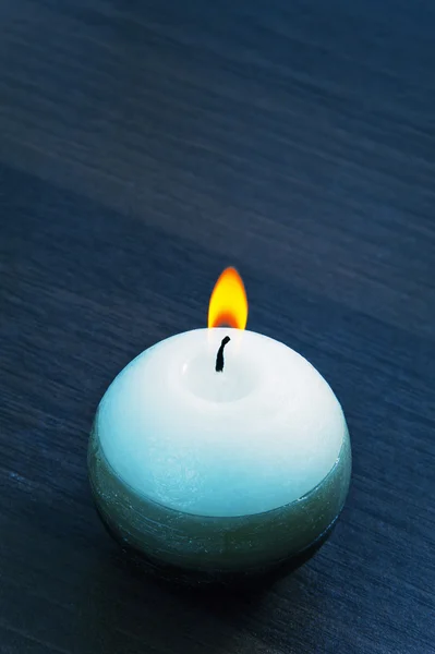 Горящая свеча в форме шара подсвечника — стоковое фото