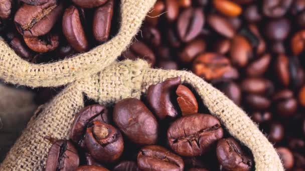 Kavrulmuş Kahve Çekirdeklerini Küçük Torbalara Koy Yukarıdan Görüntüle — Stok video