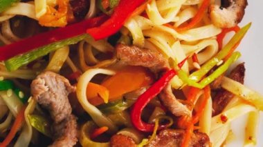 Etli ve biberli makarna tabağı. Yukarıdan görüntüle. 