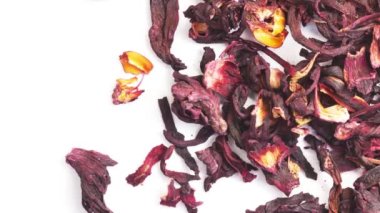 Dönen çiçekler, beyaza izole edilmiş kırmızı amber çayı. Yukarıdan görüntüle. 