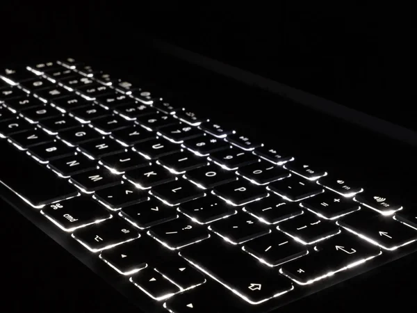 Teclado iluminado, fundo preto — Fotografia de Stock