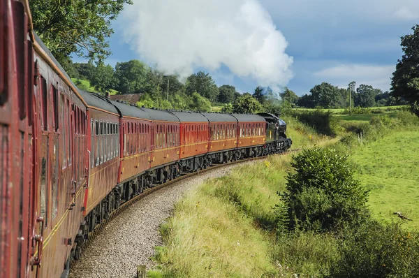 Train à vapeur tirant des voitures particulières — Photo