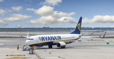 Barcelona, İspanya - Mayıs 2015: Ryanair Taksilemek Bcn havaalanında uçak