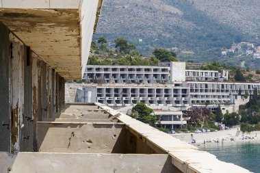 Kupari, Hırvatistan - Ağustos 2015: Hotel Peregrin hala terk edilmiş 25 yaşındaki Hırvat Savaşı bitiminden sonra bağımsızlık üzerinde oturur