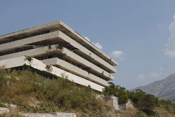 KUPARI, CROATIA - AUGUST 2015: Hotel Peregrin still sits abandoned 25 years after the end of the Croatian War on Independence — Stock Photo, Image