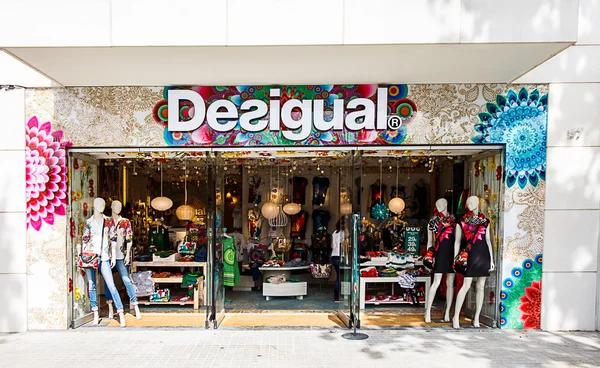 BARCELONA, ESPAÑA - MAYO 2015: Desigual Fashion Store — Foto de Stock