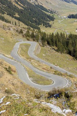 dolambaçlı bir dağ yolu