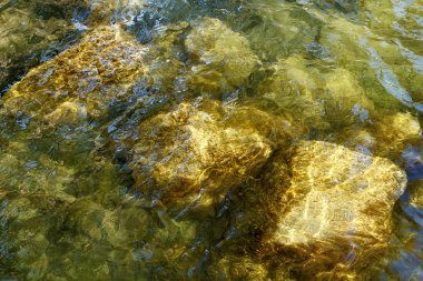 Su ve kayalar arka plan