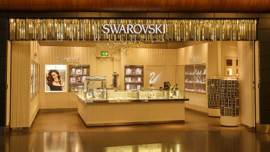 Zürih, İsviçre - Kasım 2015: Zürih Havaalanı Swarovski mağazasında