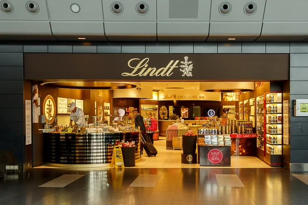 ZURICH, SUIZA - NOVIEMBRE 2015: Lindt Chocolate Store, Zurich Airport — Foto de Stock