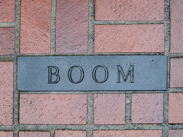 Patlama içinde tuğla zemin üzerinde oyulmuş