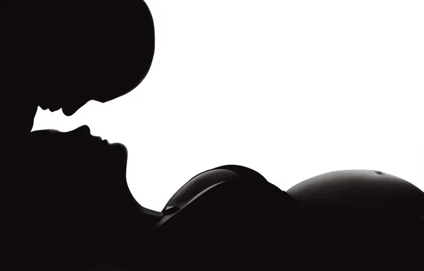 Silhouette eines Paares, das seine Schwangerschaft feiert — Stockfoto