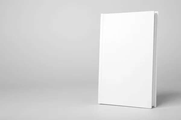 Gri arka plan üzerinde gerçek beyaz kitap
