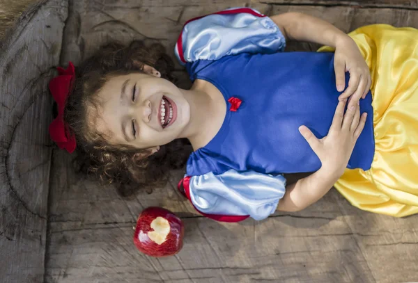 Genç Pamuk Prenses yanında elma yalan