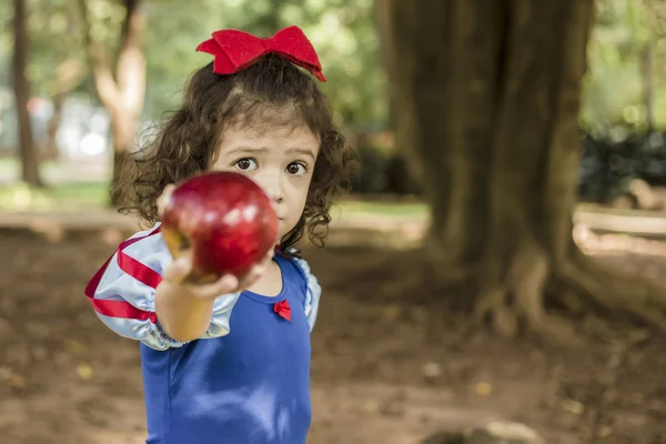 Genç kar beyaz bir elma gösterilen