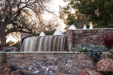 Tek çeşme ve duvar