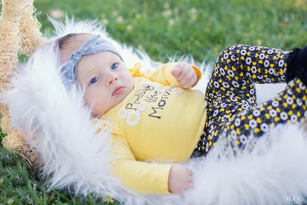 Baby girl in the park — Stock Photo, Image