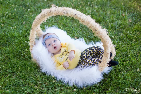 Bébé fille dans le parc — Photo