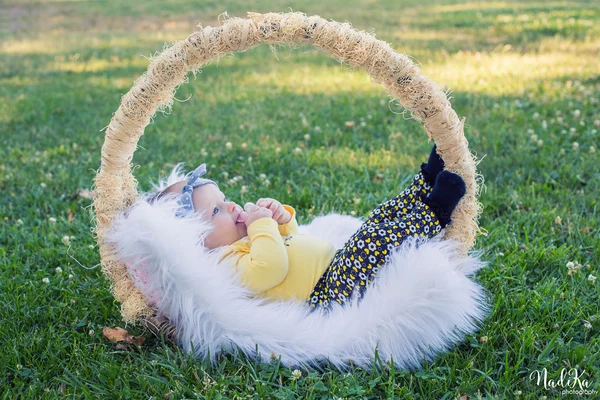 Bébé fille dans le parc — Photo