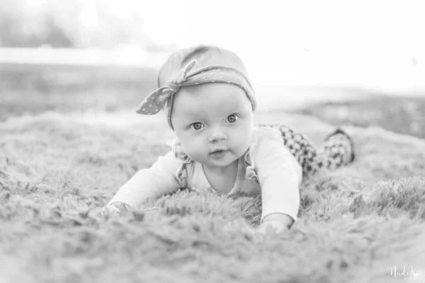 Baby girl in the park — Stock Photo, Image