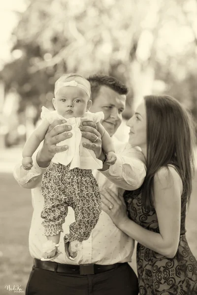 Hermosa familia con bebé niña —  Fotos de Stock