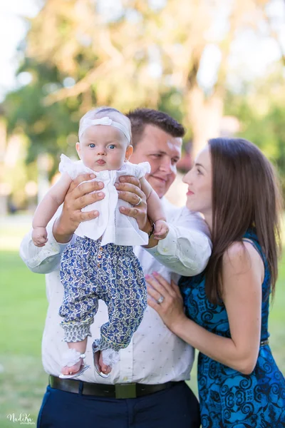 Prachtige familie met babymeisje — Stockfoto