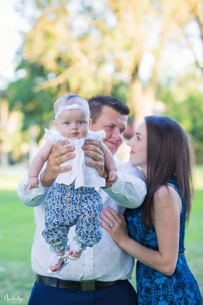 Красивая семья с маленькой девочкой — стоковое фото