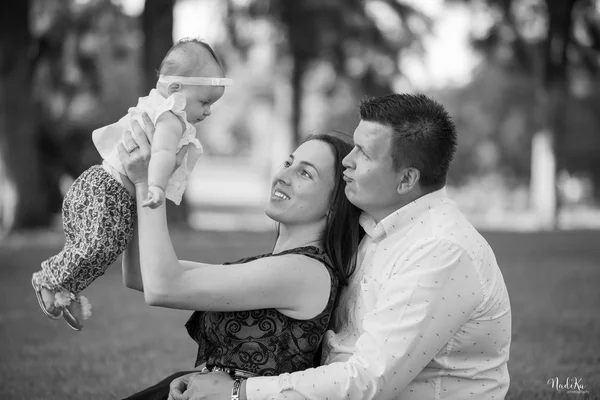 Prachtige familie met babymeisje — Stockfoto