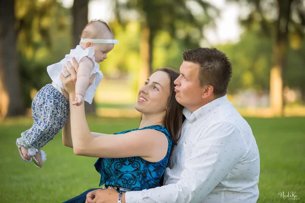 Prachtige familie met babymeisje — Stockfoto