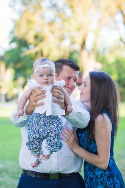 Schöne Familie mit kleinen Mädchen — Stockfoto