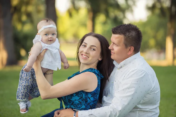 Prachtige familie met babymeisje — Stockfoto