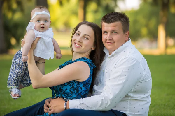 Prachtige familie met babymeisje — Stockfoto