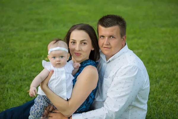 Prachtige familie met babymeisje — Stockfoto