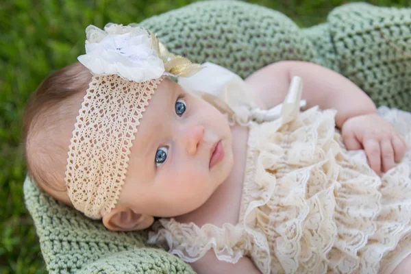 Vacker liten flicka — Stockfoto