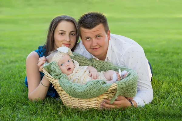 Prachtige familie met babymeisje — Stockfoto