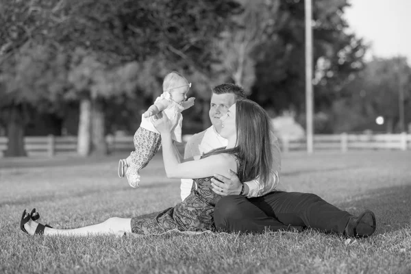 Mooi paar met babymeisje — Stockfoto