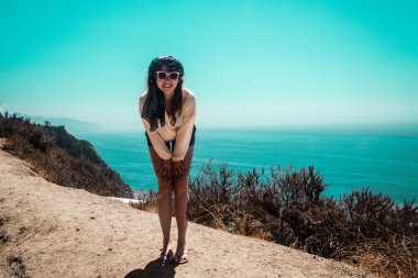 Kız ve Oceanview Kaliforniya sahili, Amerika Birleşik Devletleri üzerinden