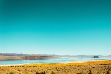 Göl ve dağların yakınında Kaliforniya ve Nevada Çölü'nde