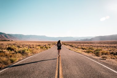 Route 66 ortasında kız
