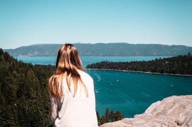 Emerald Bay ve Lake Tahoe bakarak kız