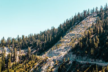 Emerald Körfezi ve Lake Tahoe yakınındaki dağ