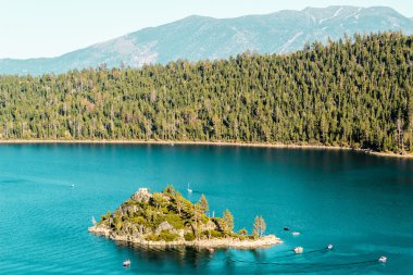 Perili Adası'nda Emerald Körfezi ve Lake Tahoe