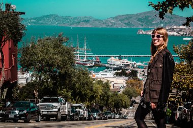 San Francisco, California sokaklarında kız